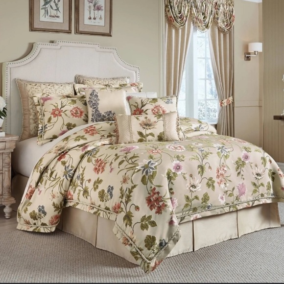 🔥 Rare Croscill Daphne Floral Comforter - Picture 1 of 8